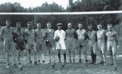 Maennermannschaft des MTV nach einem Spiel in der Kalkhuette